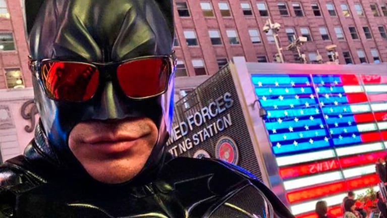 El superhéroe divierte a los transeúntes que pasan por la esquina de Manhattan.