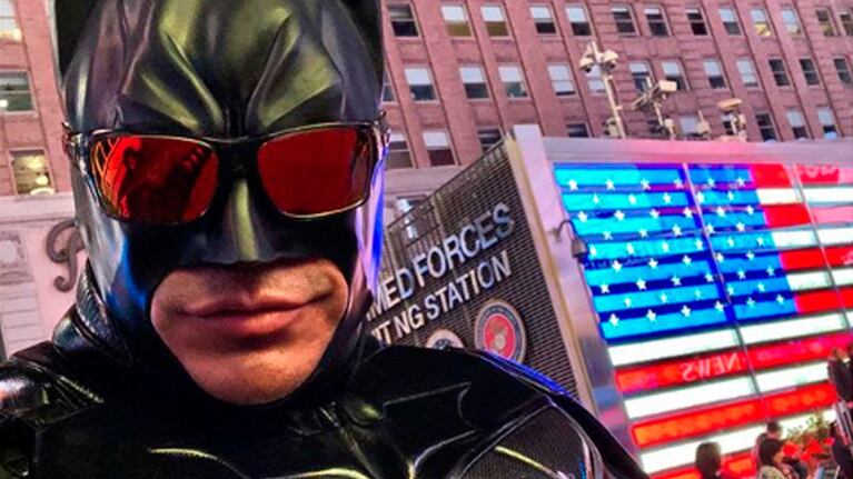 El superhéroe divierte a los transeúntes que pasan por la esquina de Manhattan.