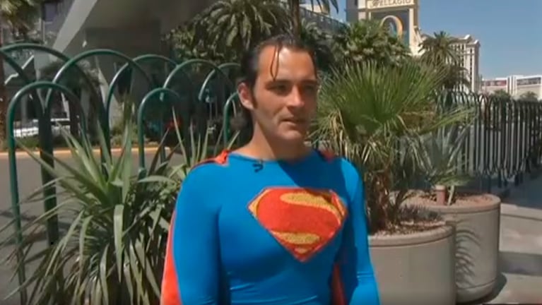 El Superman declaró a la presna que el vagabundo "atacó sexualmente a Batman con un cono de tránsito".