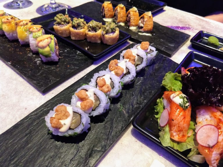 El sushi y los sabores de la cocina nikkei acompañaron los datos de la servilleta.