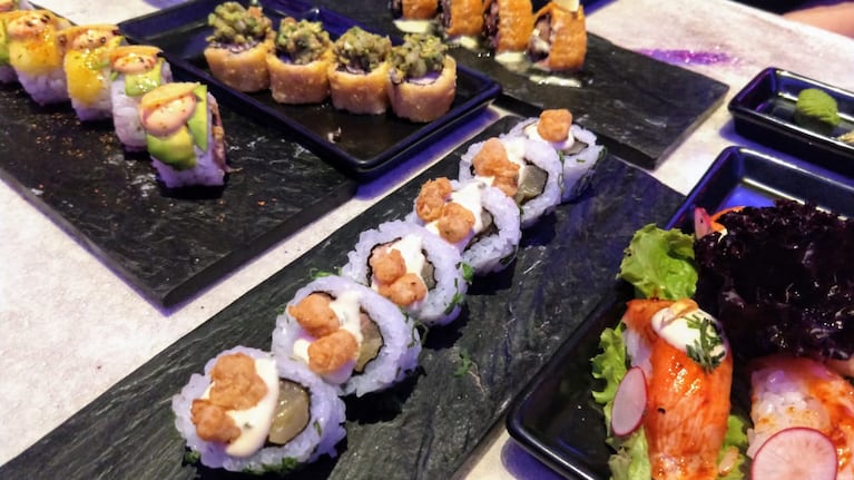 El sushi y los sabores de la cocina nikkei acompañaron los datos de la servilleta.