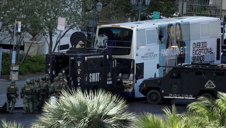 El SWAT acordonó el colectivo donde se escondió el atacante. Foto: AP.