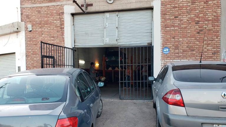 El taller mecánico está ubicado en avenida Vélez Sarsfield 6.200. (Foto: Néstor Ghino/El Doce)
