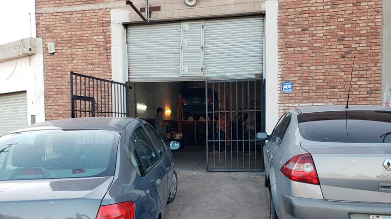 El taller mecánico está ubicado en avenida Vélez Sarsfield 6.200. (Foto: Néstor Ghino/El Doce)