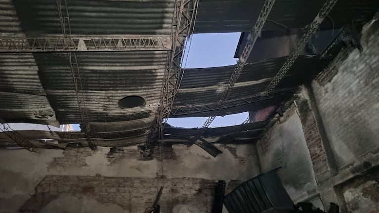El taller se incendió el sábado a la mañana mientras Gustavo trabajaba.