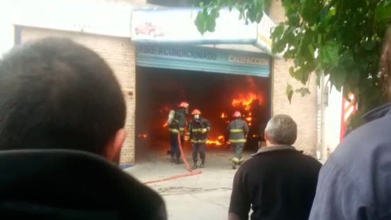 El taller sufrió graves daños por el incendio.