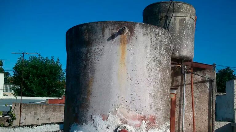 El tanque de agua en el que se escondió el ladrón.