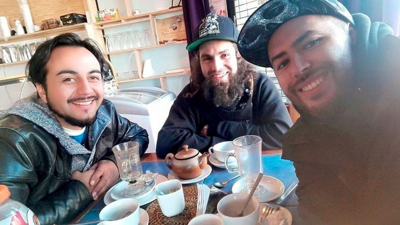 El tatuador chileno y Santiago Maldonado en algún lugar de la Cordillera.