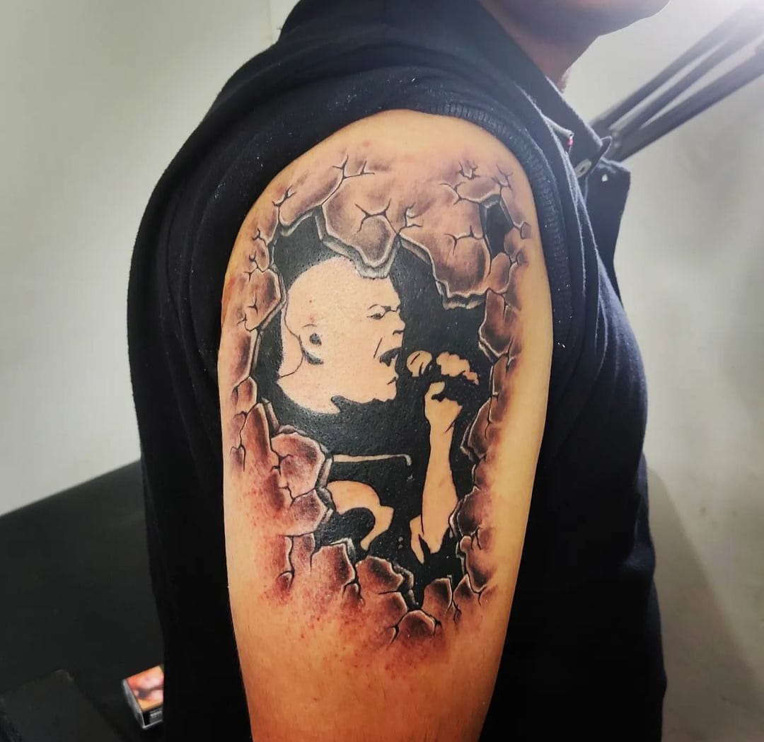 El tatuador fanático de The Monkey 