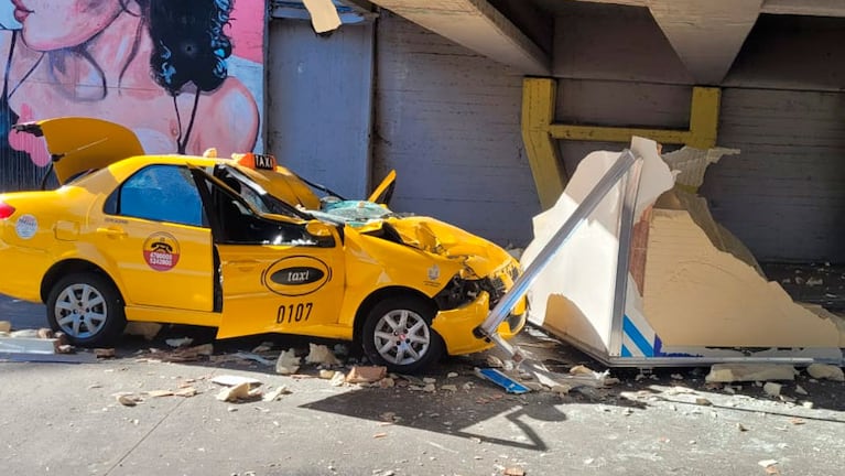 El taxi circulaba unos metros más atrás que el camión. Foto: Fredy Bustos/ElDoce. 