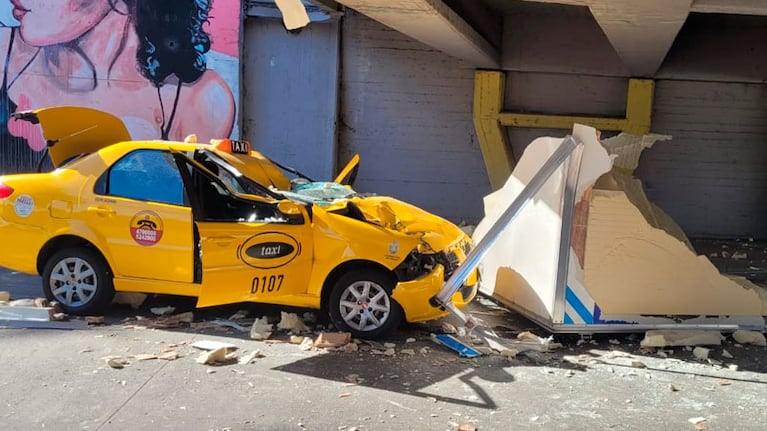 El taxi circulaba unos metros más atrás que el camión. Foto: Fredy Bustos/ElDoce.