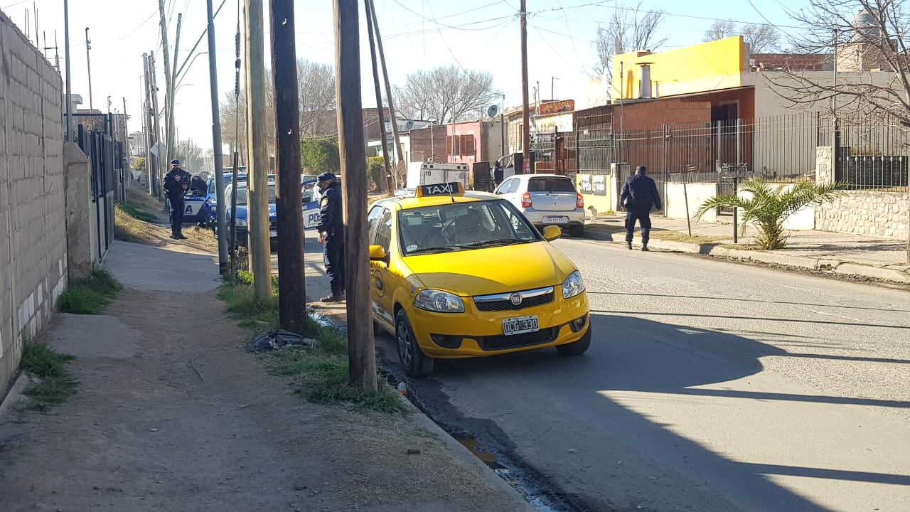 El taxi fue abandonado por los ladrones.