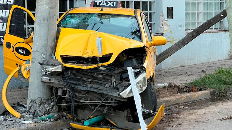 El taxi que trasladaba a Carmona terminó estrellado contra un poste.