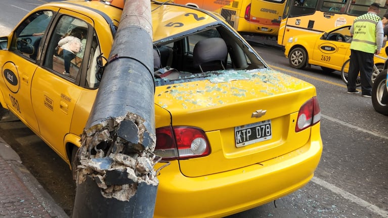 El taxi quedó arruinado por la caída del poste. Foto: El Doce.