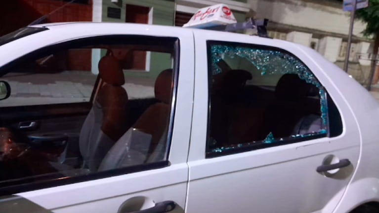 El taxi quedó con tres vidrios destruidos.