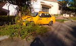 El taxi quedó destruido tras impactar contra un árbol. Foto: Cadena 3.