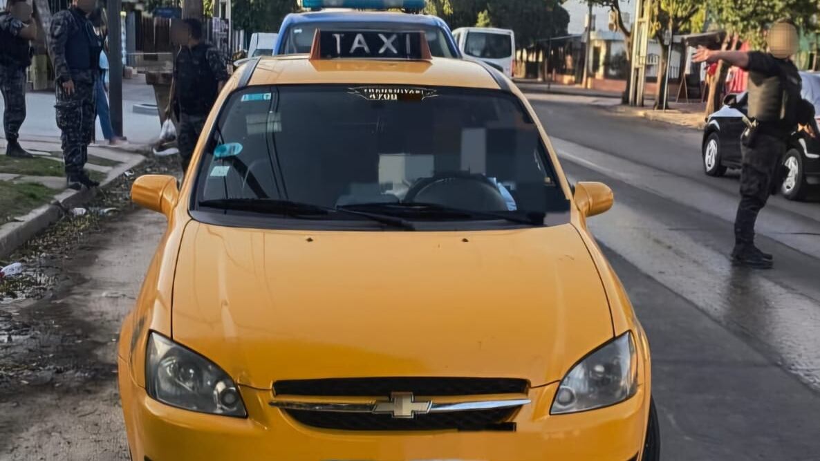 El taxi secuestrado por la Policía en el procedimiento.