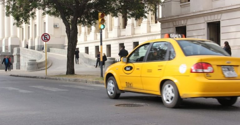 El taxista hizo más de 30 viajes gratis y promete repetirlo un día de cada mes.