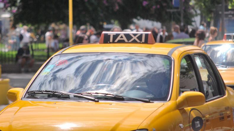 El taxista huyó con la mercadería de su pasajera.