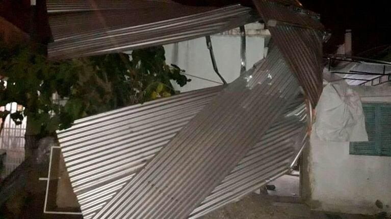 El techo de 7x9 metros quedó incrustado en otra vivienda.
