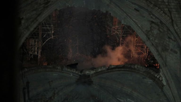 El techo de la catedral de desmoronó en medio de las llamas.