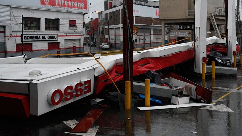 El techo de una estación de servicio se derrumbó en avenida General Paz y Humaitá en Liniers.