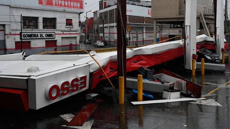El techo de una estación de servicio se derrumbó en avenida General Paz y Humaitá en Liniers.