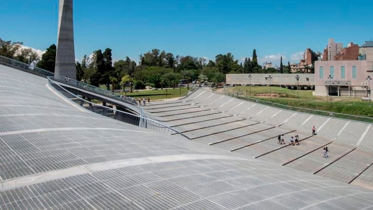 El techo del Centro Cultural Córdoba es usado como un gigante tobogán.