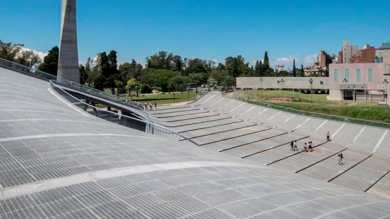El techo del Centro Cultural Córdoba es usado como un gigante tobogán.
