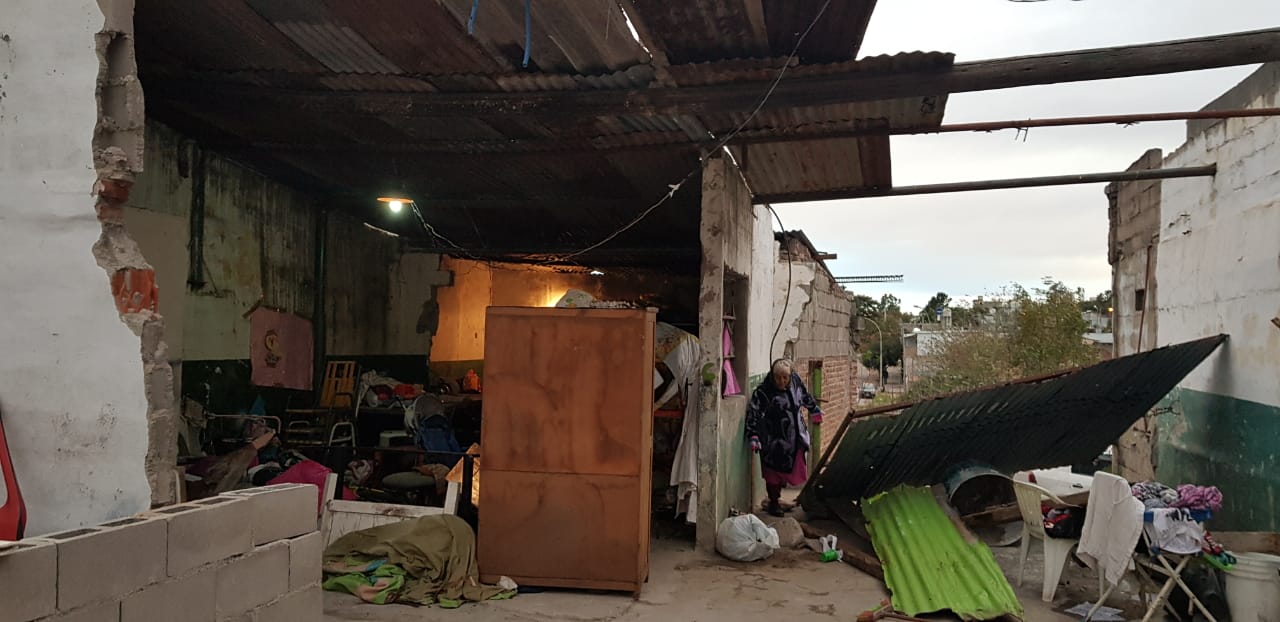 El techo se vino abajo y por fortuna no cayó encima de las personas.