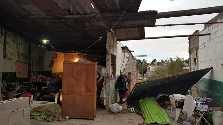 El techo se vino abajo y por fortuna no cayó encima de las personas.
