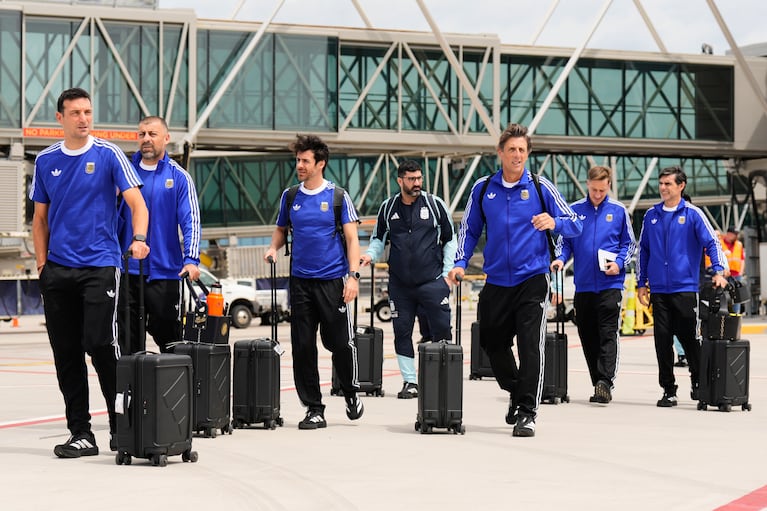 El técnico de Argentina, Lionel Scaloni y su cuerpo técnico en su llegada a Kansas City para el Mundial.