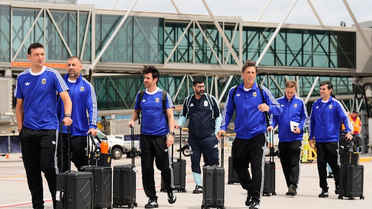 El técnico de Argentina, Lionel Scaloni y su cuerpo técnico en su llegada a Kansas City para el Mundial.