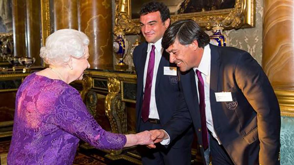 El técnico Hourcade saluda a la reina Isabel ante la mirada del capitán Creevy.