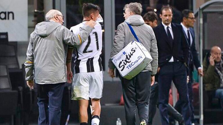 El técnico Massimiliano Allegri lo acompañó fuera del campo de juego.