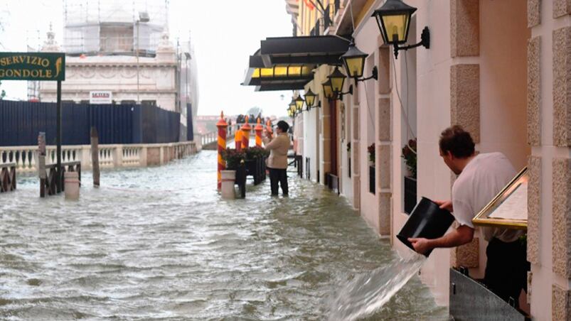 El temporal de lluvia, el viento y la marea dejaron a Venecia bajo el agua.