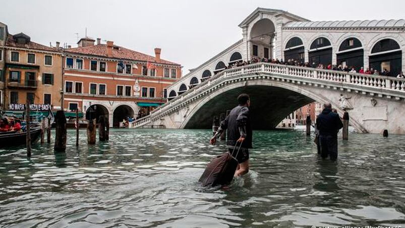 El temporal de lluvia, el viento y la marea dejaron a Venecia bajo el agua.