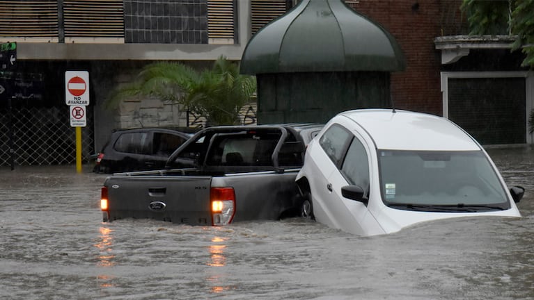 El temporal dejó consecuencias fatales en Bahía Blanca. Foto: Horacio Culaciatti.