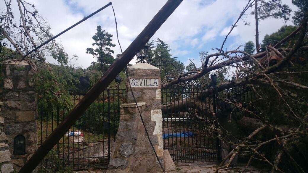 El temporal provocó destrozos en La Cumbre. Fotos: Karina Vallori.