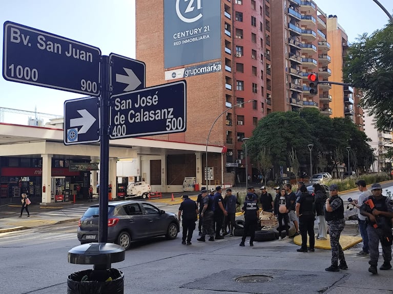 El tenso operativo para desalojar a los okupas en "la mole".