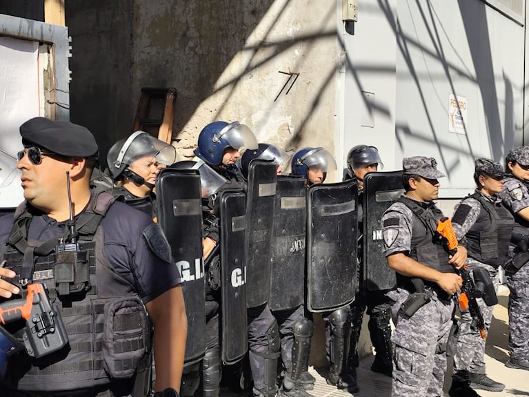 El tenso operativo para desalojar a los okupas en "la mole".