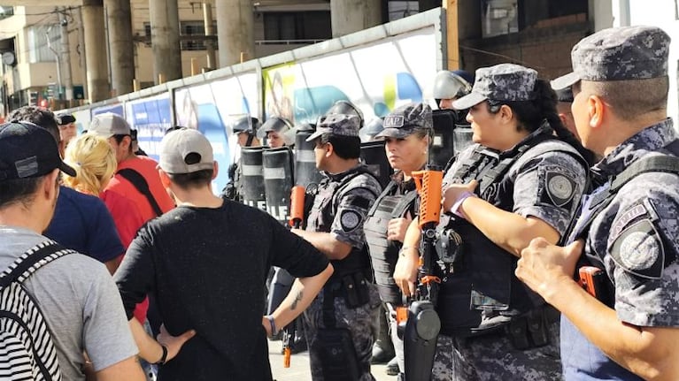 El tenso operativo para desalojar a los okupas en "la mole".