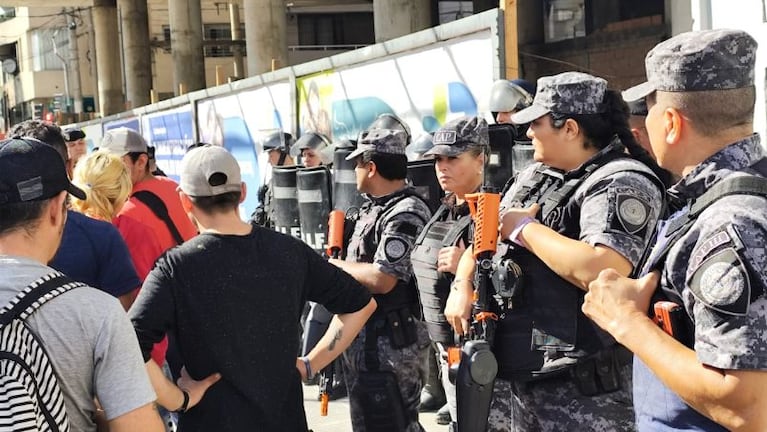 El tenso operativo para desalojar a los okupas en "la mole" del Bv. San Juan.