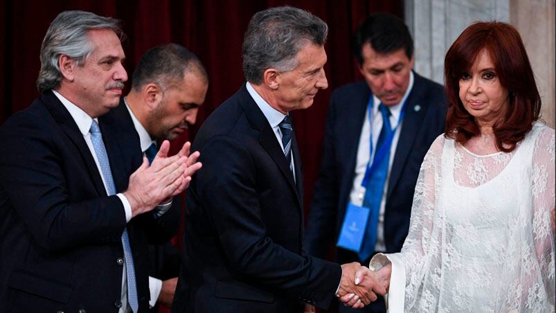 El tenso saludo entre Mauricio Macri y Cristina Kirchner, en el recambio de Gobierno en el 2019. (Foto: AFP- Alejandro Pagni - Archivo)