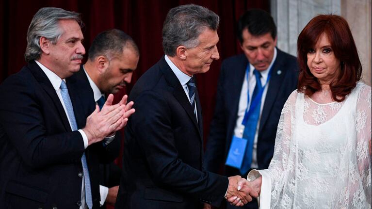 El tenso saludo entre Mauricio Macri y Cristina Kirchner, en el recambio de Gobierno en el 2019. (Foto: AFP- Alejandro Pagni - Archivo)