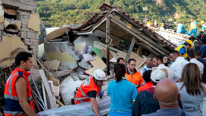 El terremoto causó graves daños en casas, algunas muy antiguas. Foto: AP