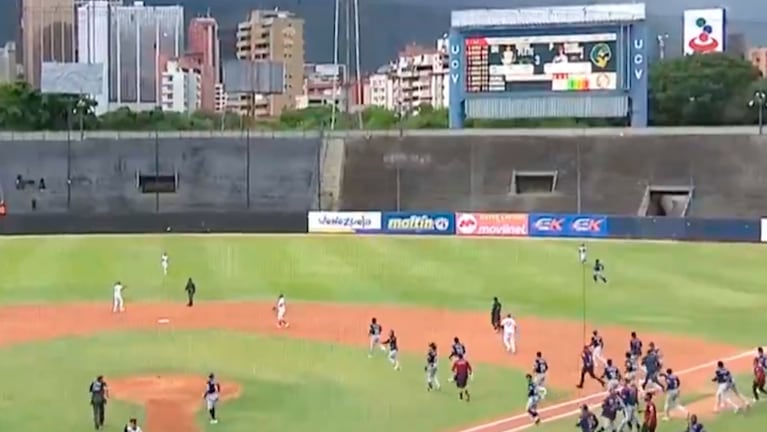 El terremoto detuvo el juego en un partido de béisbol en Venezuela.
