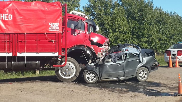 El terrible choque entre un auto y un camión dejó un muerto. Foto: Sebastián Pfaffen.