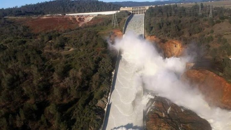 El terrible desborde de una represa