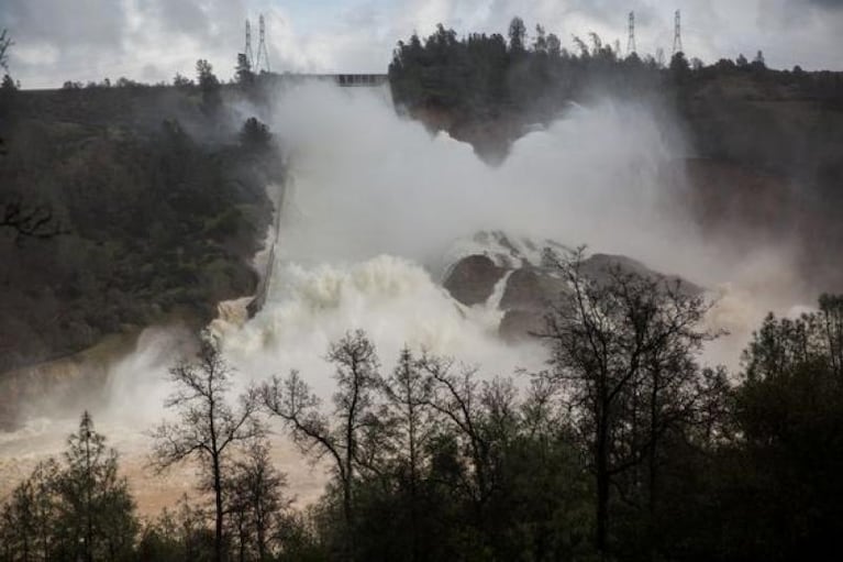 El terrible desborde de una represa